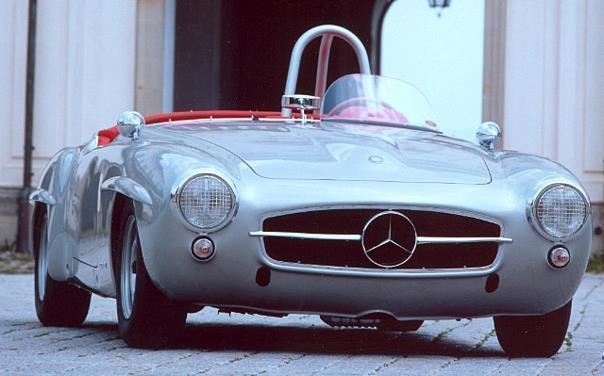 Mercedes-Benz 190 SL, Roadster in Rennsportausführung, 1955. Überrollbügel, zierliche Rennwindschutzscheibe und der Entfall der Stossstangen verweisen auf die Zweckbestimmung.